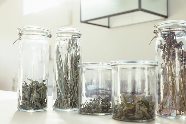 自然栽培で育てたハーブはドライでも生命力の強さが感じられ、疲れを癒やしてくれる。