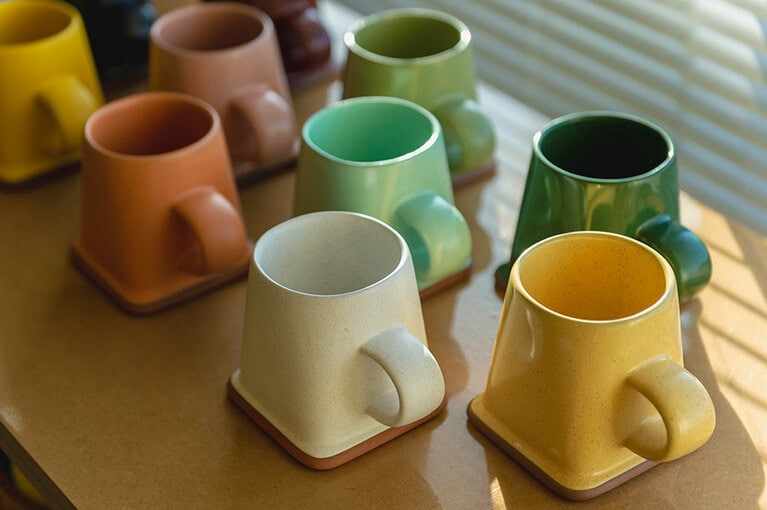 アメリカ・イリノイ州の工房のブオリ マグ 各W65,000。