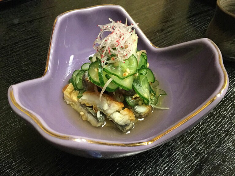 「うざく(鰻ときゅうりの酢物)」1,650円。写真は1/2皿分に取り分けたもの。