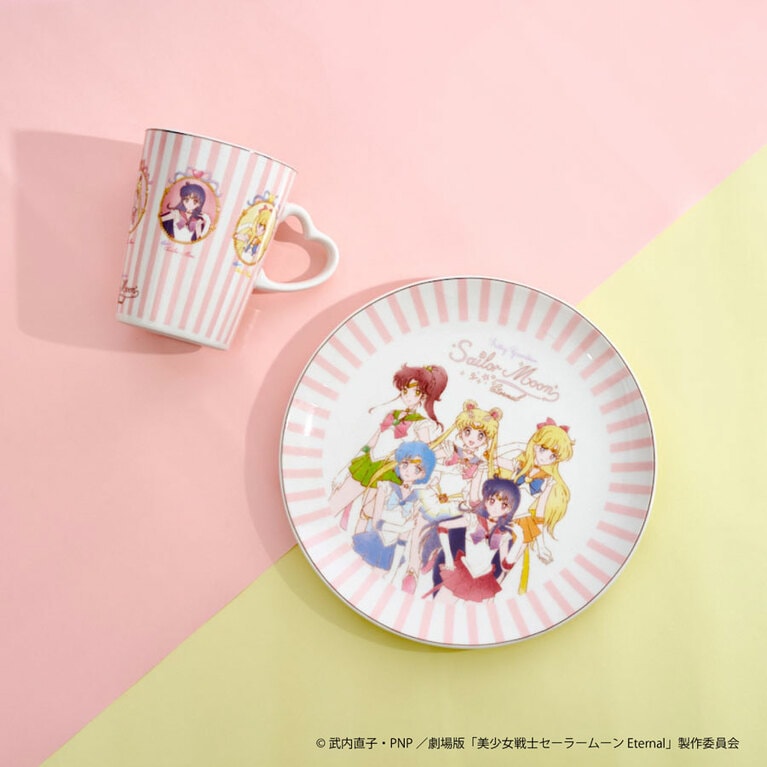 マグカップ 全2種 各500円、お皿 全2種 各500円。