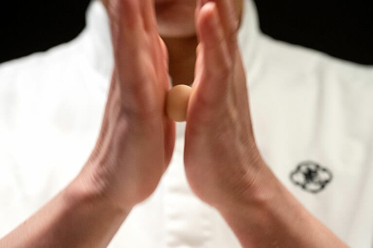 きんとん製「紅香織（こうこうおり）」。飲み物付き2,090円。5月中旬まで。