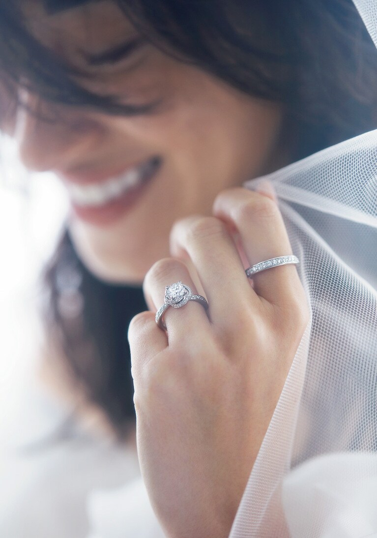 〈薬指〉「ボッチョーロ」エンゲージリング（PT×センターDIA0.3ct～） 668,800円～　〈人差し指〉「ペルセンプレ」エタニティリング（PT×DIA） 398,200円／ともにダミアーニ（ダミアーニ 銀座タワー）　ベール 参考商品（リブラブラフ横浜店）