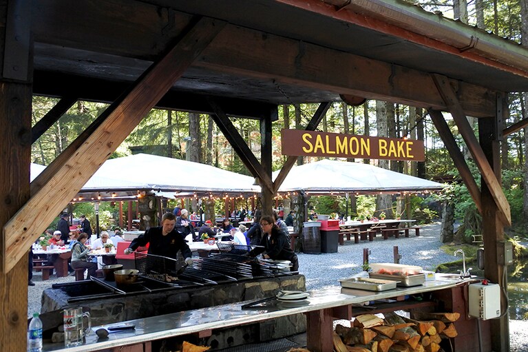 森の中の河畔にあるベークド・サーモンの施設。