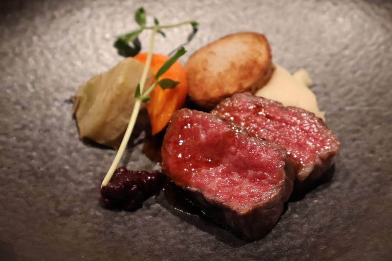 メインの「千葉県産かずさ和牛のロースト 地野菜添え」。（筆者撮影）