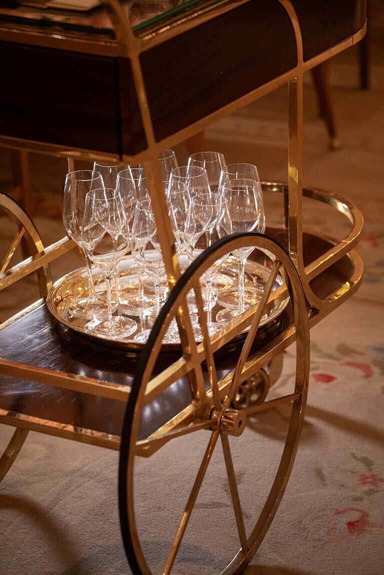 ゲストのサーブに使われるワゴンもアンティーク調。室内のライティングを含めて、各分野のスペシャリストと組み、緻密にコーディネートされている。