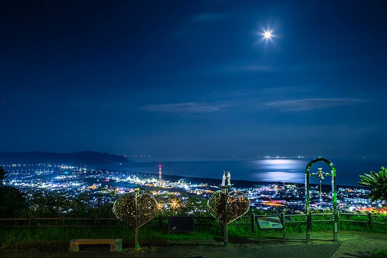 愛宕山の夜景と月。