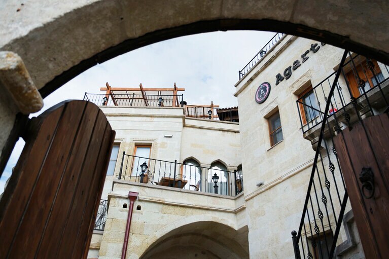 「アガルタ」の名は伝説の地下都市に由来。