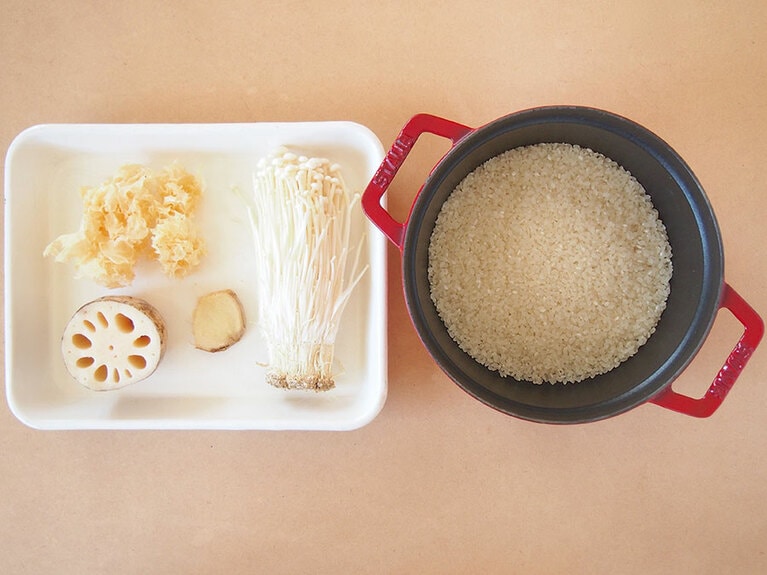 乾燥白木耳：2株／レンコン：100g／えのき：1/2株／生姜：10g／米：2合分／塩：少々／醤油：小さじ1／だし汁：360ml(2合分の水分量)。