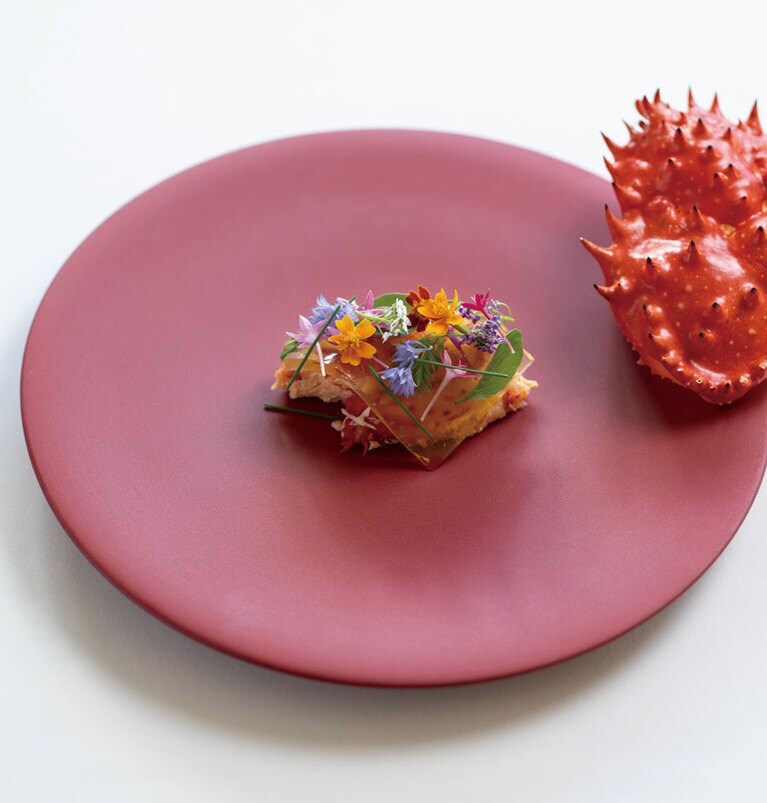 伊藤料理長の個性が光る一皿。夏の “花咲ガニ” のほか、秋・冬と時季により替わる旬の蟹には、たまらない旨みが凝縮。