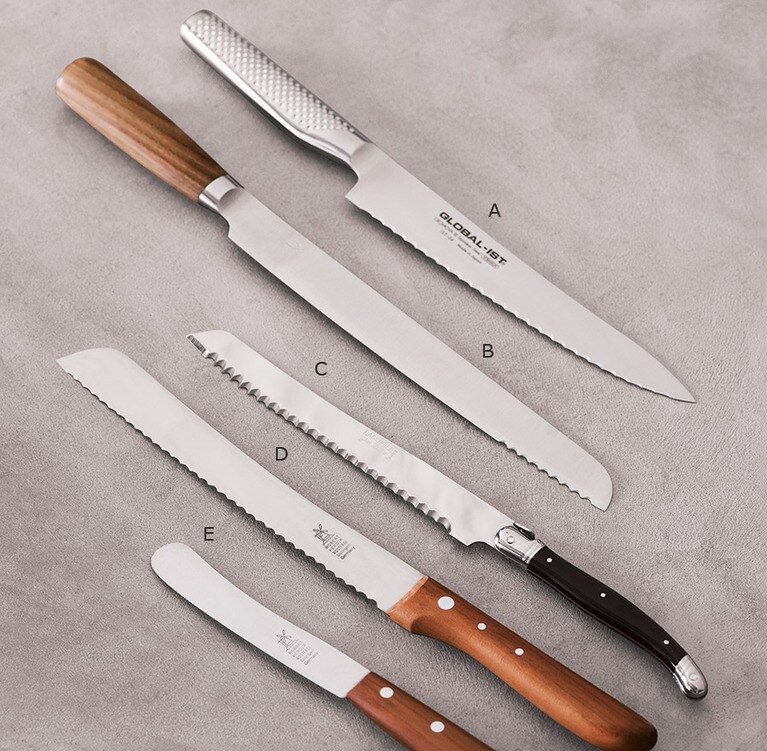 A. 鋭い切れ味で表皮の硬いハード系のパンもスムーズに切れる。ナイフ 9,000円／グローバル・イスト(吉田金属工業)。 B. 切刃に高級刃物鋼を使用し、先端の波刃と直線刃を使い分けて美しく切れる。パン切 9,500円／庖丁工房タダフサ。 C. 蜂のエンブレムで知られるライヨール シリーズ。ナイフ 3,800円／ジャンデュボ ライヨール(ザッカワークス)。 D・E. 1872年創業のドイツの包丁ブランド。ナイフ 11,000円、オールドジャーマンナイフ 4,000円／ロベルト・ヘアダー(ドワネル)