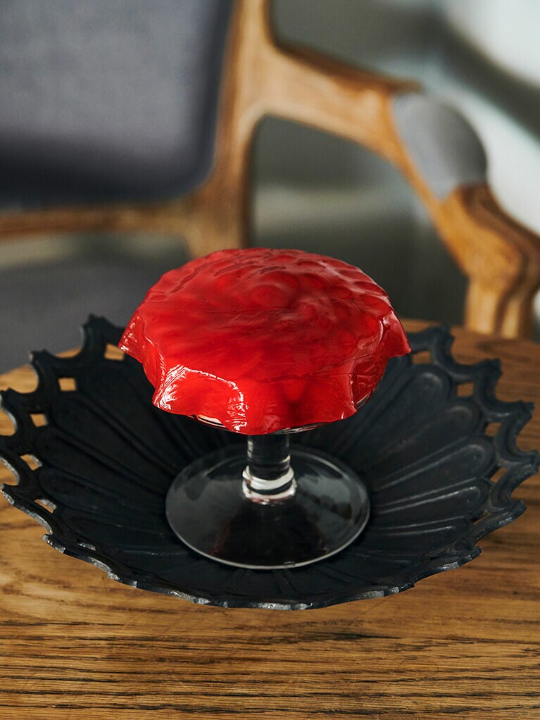  薔薇とタイベリーの香る揺蕩うイチゴのメルバ2020 3,000円。オリジナルのメルバは桃を使うが、森さんは特に力を注いできたイチゴをテーマに再構築。表面をフランボワーズのジュレでコーティングし、赤い見た目を残すことで考案者への敬意を表している。「先人の知恵を借りてグラスの中で遊んでいます」(森さん)。