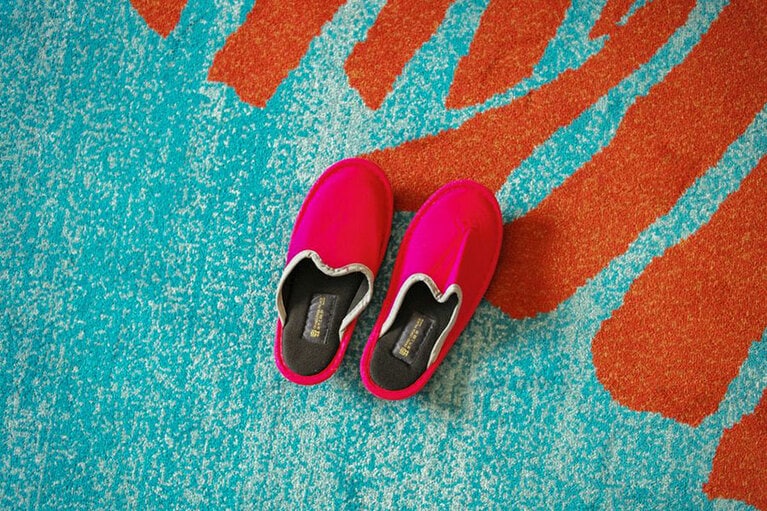 部屋に用意されたスリッパさえもインテリアのひとつに。