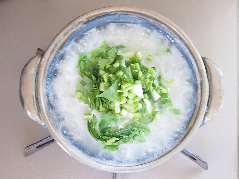 （5）ご飯と蕪が柔らかくなったら、（1）の刻んだ蕪の葉を入れます。かき混ぜずに、蓋をして火を通します。