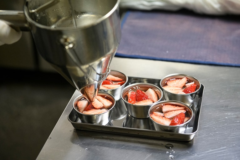 もちろん、ゼリーもひとつひとつ手作りする。ぎっしりと入ったいちごが贅沢だ。