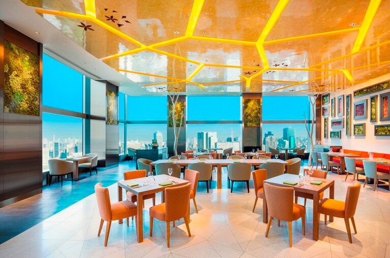 地上約180メートルに位置する36階「All-Day Dining OASIS GARDEN」は、“空中庭園” をコンセプトにしたオールデイダイニング。