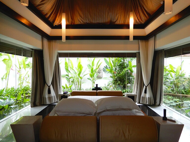 寝室のカーテンを開けると、緑に抱かれて眠るような感じ。