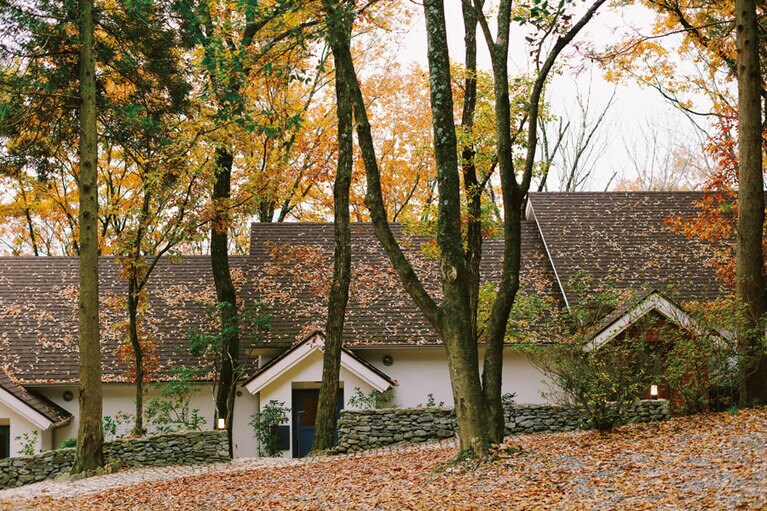 【金門坑。】イギリス・コッツウォルズ地方特有の三角屋根が連なる、メゾネットタイプのテラスハウス。周囲の自然とのどかに融けあう絵になる風景が、本当に多い。／Photographs：Yoshikazu Shiraki