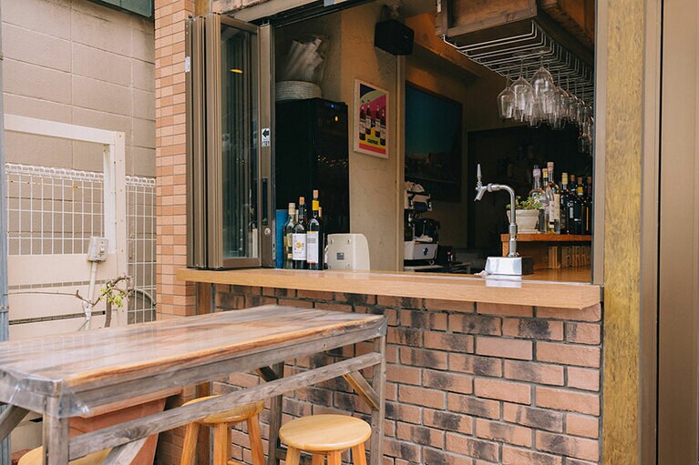 カウンターは立ち飲みとして機能することも。