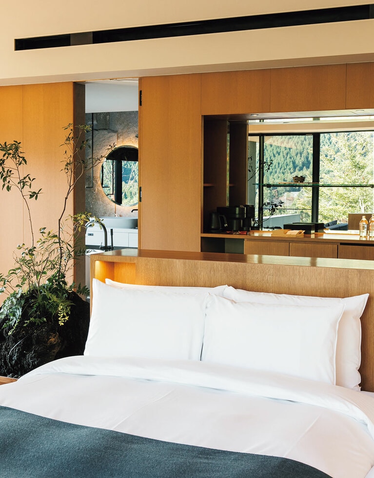 上質かつ機能的な客室空間。ストーンオブジェがアクセントに。（ENOWA YUFUIN　大分）