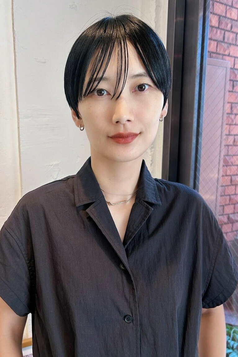 抜け感もキープしたミニマムショート。モデル／潮田あかりさん。