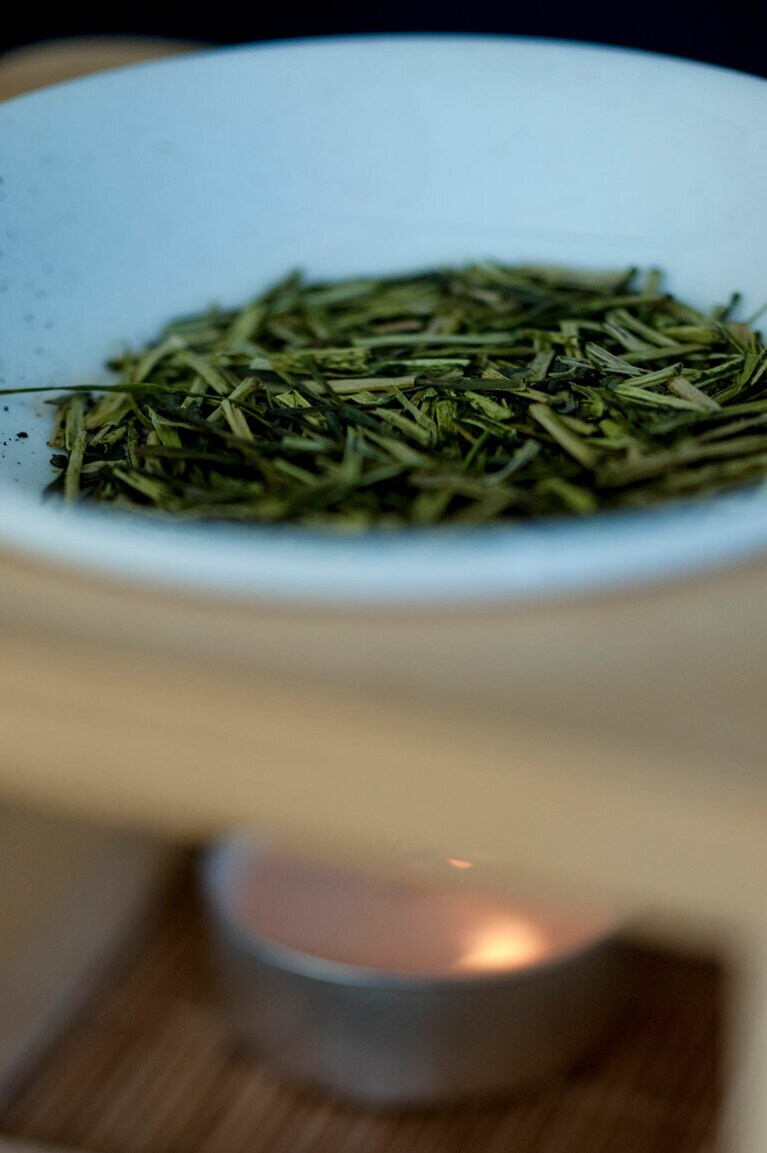 【カネ十農園】店内の茶香炉で焚かれる棒茶の香りが心地よい。