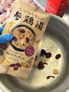 サムゲタンキットで調理（写真提供：武重美亜）