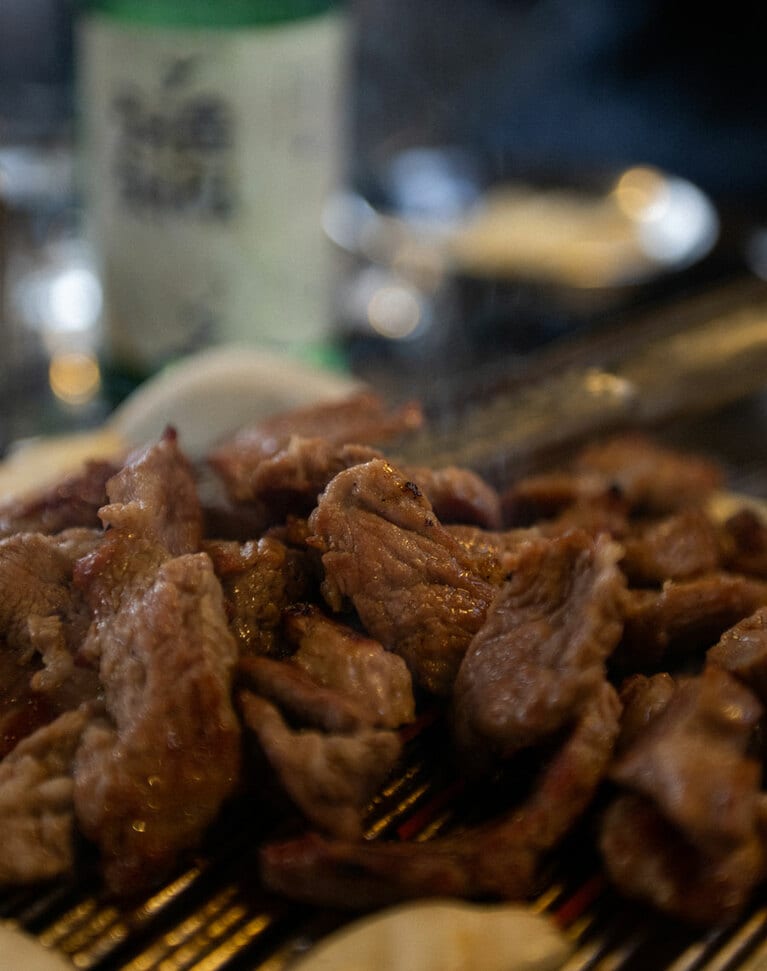 名物の豚の首の塩焼き W13,000。焼酎と合わせるのが現地流。