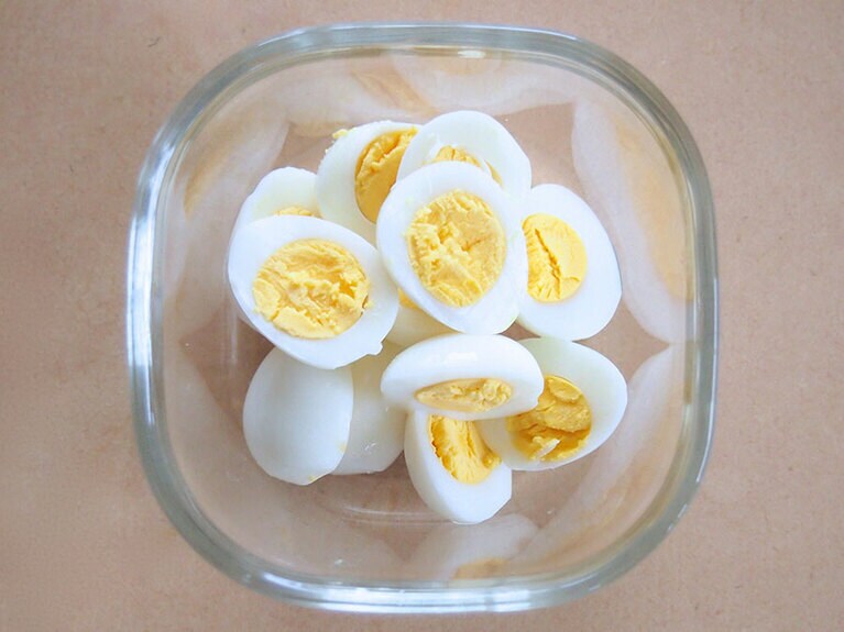 水でよく冷やしたら、殻をむいて半割りに。