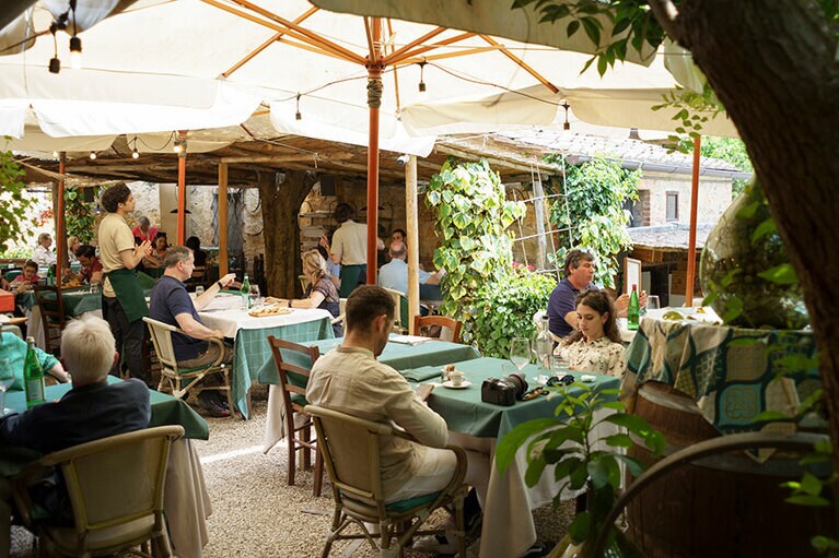 天気が良ければ、ぜひ屋外のテーブルで食事を味わいたい。