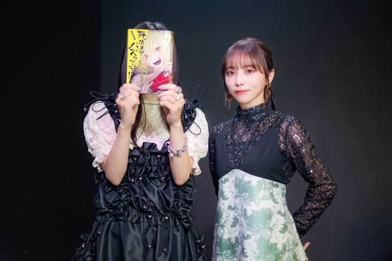 原作者のふせでぃさんと、主人公・加菜子（タパ子）を演じる主演の与田祐希さん。