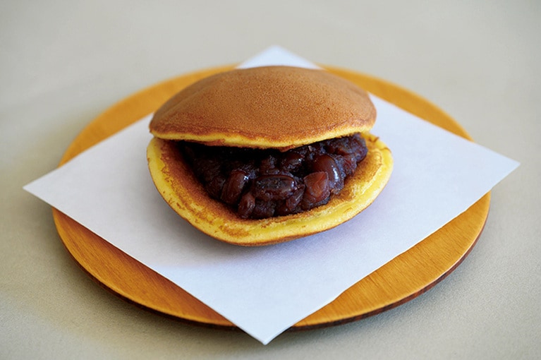 ふっくらした丹波産大納言小豆の粒餡をはさんだ「どら焼き」280円。