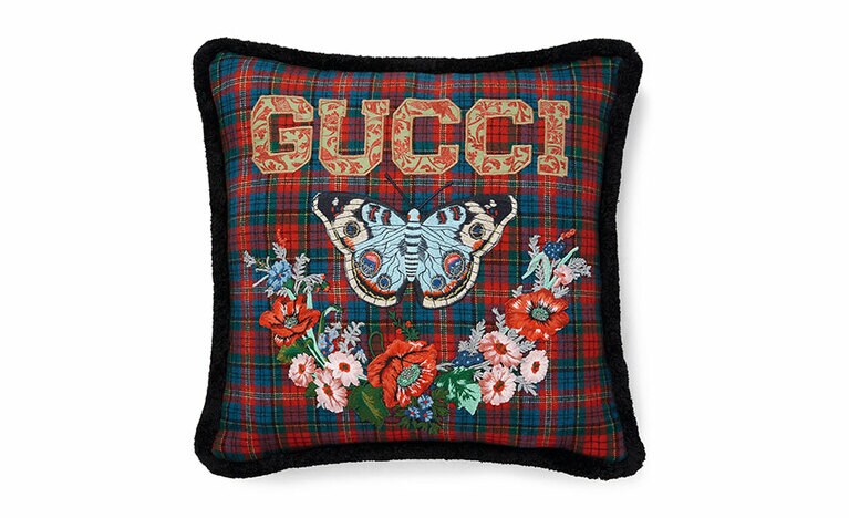 すべてハンドメイド刺繍＆パッチワークを施して。バタフライ チェック ウール クッション99,000円／グッチ(グッチ ジャパン)