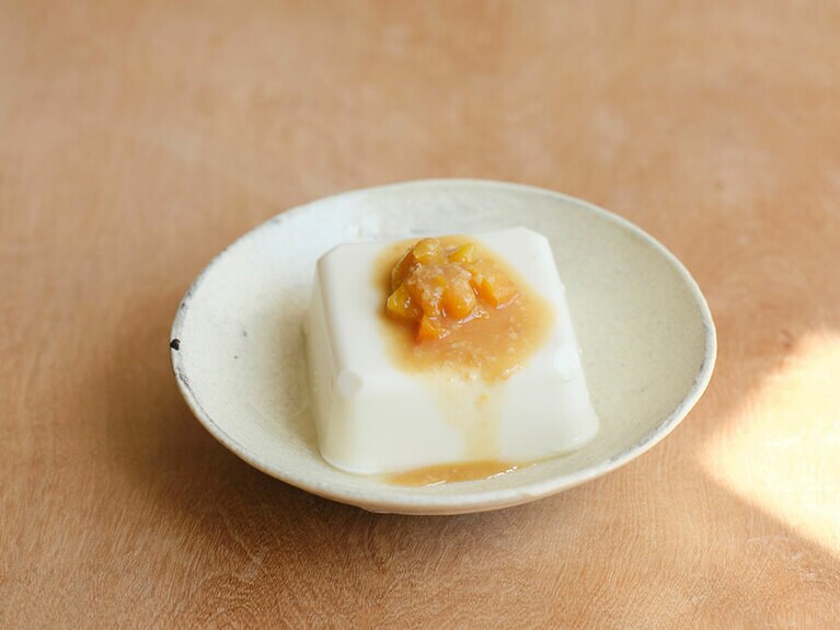 そのままちびちびと食べてもおいしい梅の実は、刻んで冷ややっこにのせたり、和えものに混ぜたり、みそ床と一緒に料理に使うのもおすすめです。