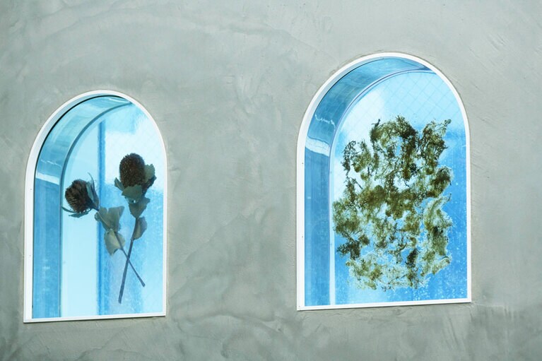 使用されている草花が飾られている店内。