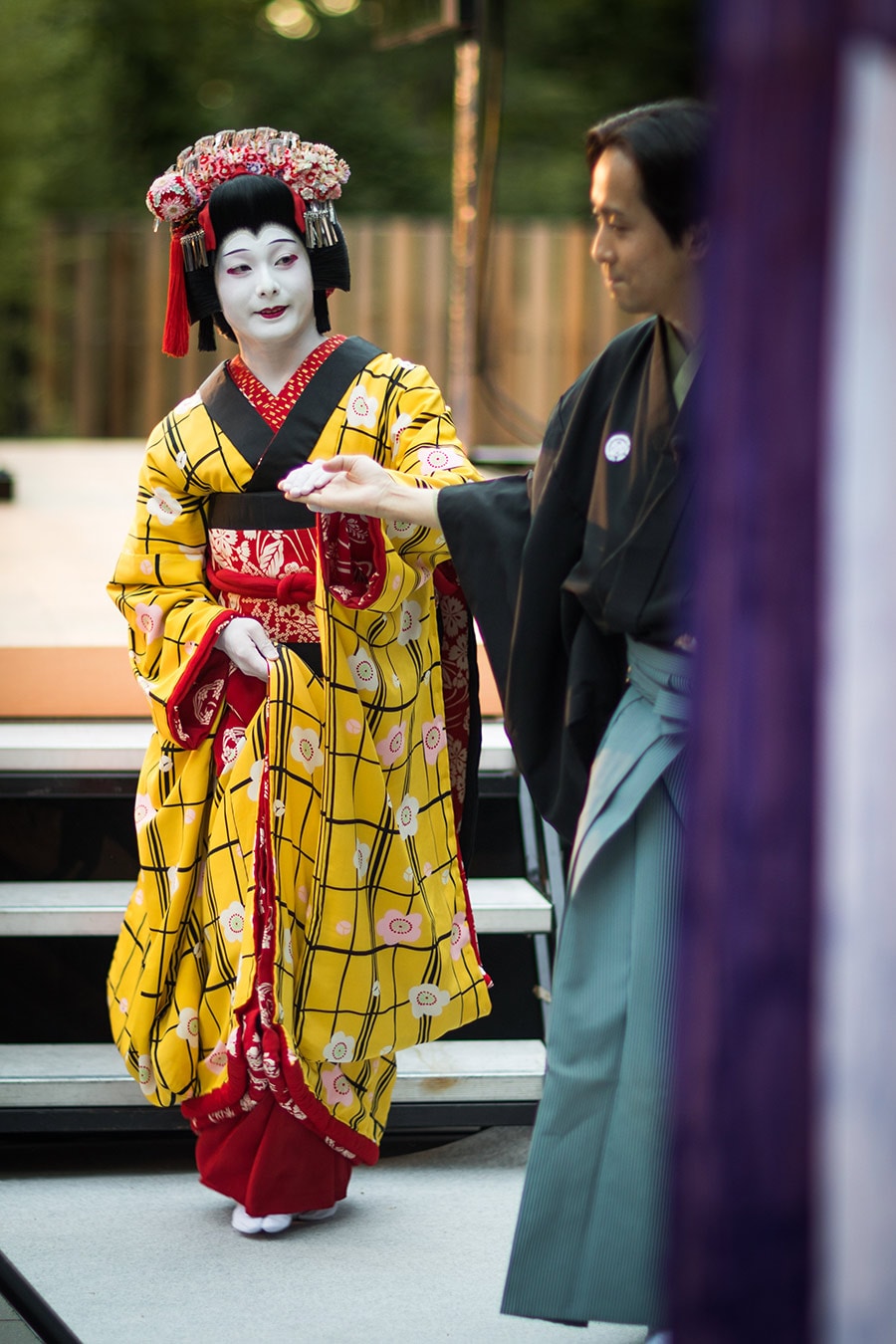 同じく「Kabuki on Stage：Solo Performance」より。後見は兄弟子の中村梅乃(写真右)さんが勤めた。©ポートランド日本庭園／松竹