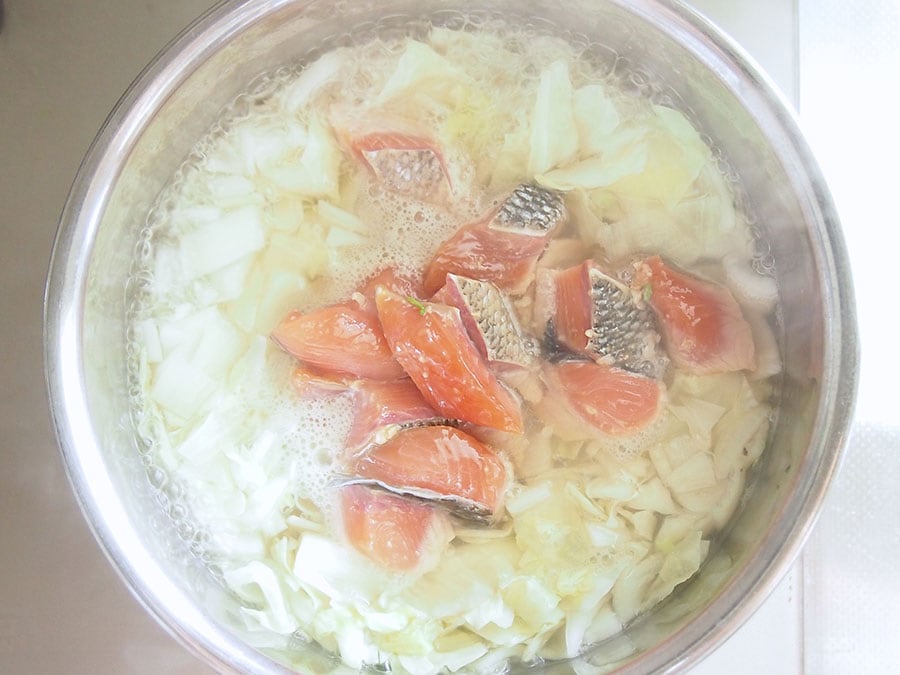 鍋にだし汁を入れて沸騰させ、（1）の鮭、（2）のキャベツと玉ねぎを入れる。鮭の漬け込みに使った味噌だれは、味噌汁の味付けに使用するのでとっておく。