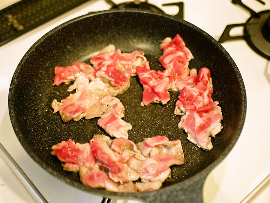 豚肉を焼いていく。入れたらそのまま動かさず、約15秒後に菜箸で広げる。