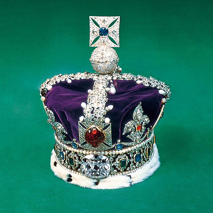 9つに割り出されたメジャーストーンのうち、2番目に大きなものが上の大英帝国王冠の正面に埋め込まれた。