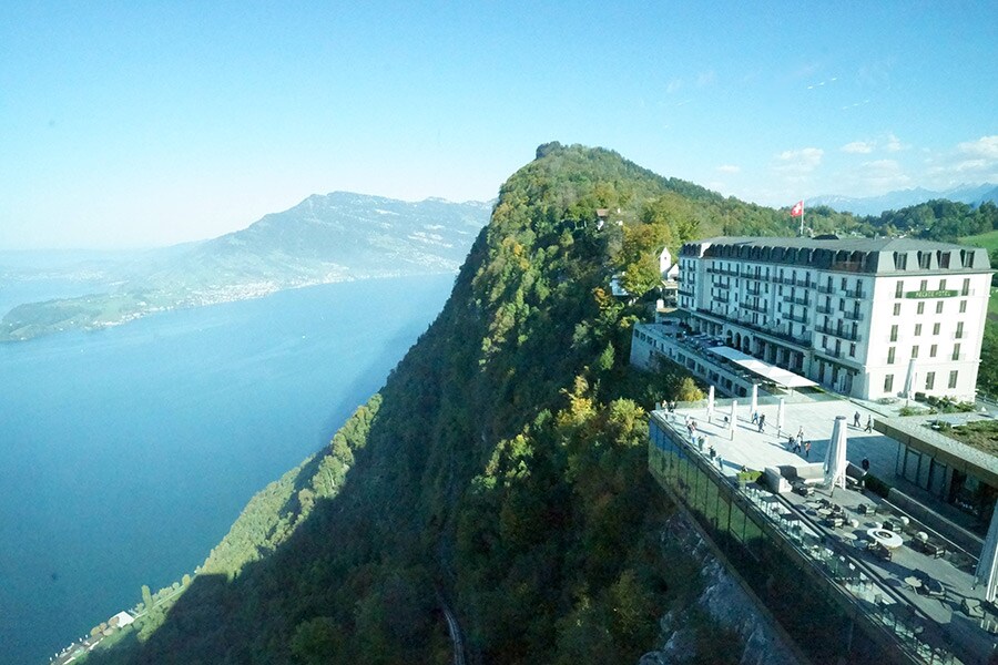 「パレス ホテル＆カンファレンス」は、崖のような急斜面の上に建っているので、客室からもレストランからも眺めが抜群にいい。