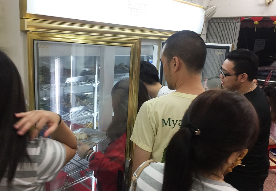 「バンリーシアン」では、店内の冷蔵庫に具が並んでいるので、お客さんが自分で取りにいく。串の色で値段がわかる仕組みで、最後にテーブル会計。