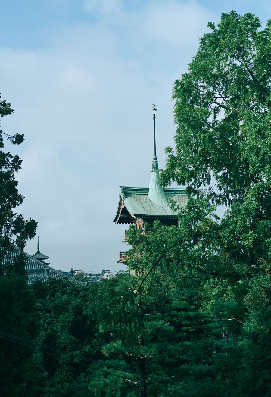 【長楽館】本館3階からの眺め。手前の塔は、大雲院の祇園閣。