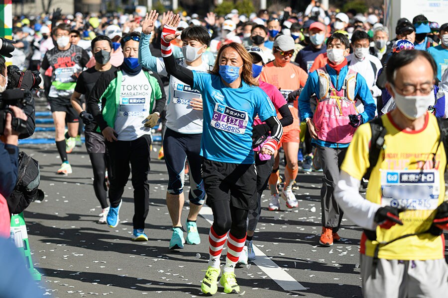 出走したばかりの北澤さん。今回の東京マラソンでは、新型コロナウイルス感染の状況を踏まえ、混雑するスタート時はマスクを着用することが義務付けられていた。©TOKYO MARATHON FOUNDATION