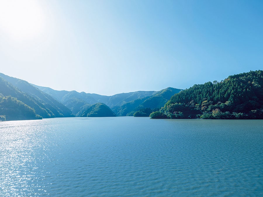 豊かな水を湛えた奥多摩湖のダイナミックな景色に圧倒される。