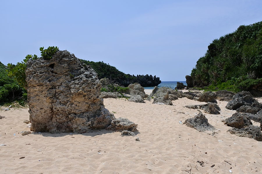 穴が開いた岩が連続するトケイ浜。