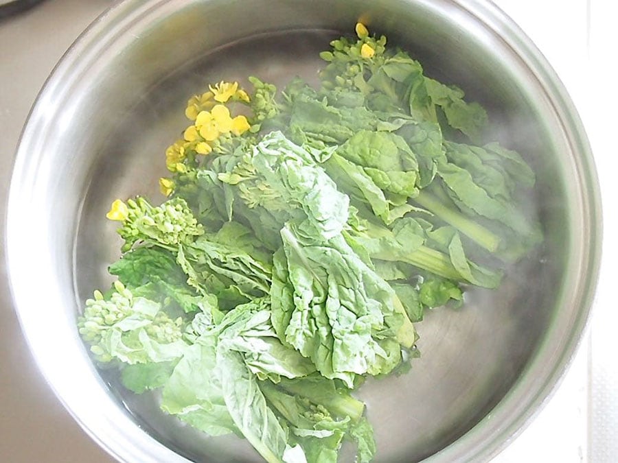 (2) 鍋に湯を沸かし、菜の花を茹でます。