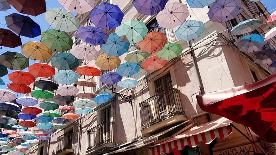シチリアの食堂街。傘が日除けになっていてオシャレでかつ涼しい！