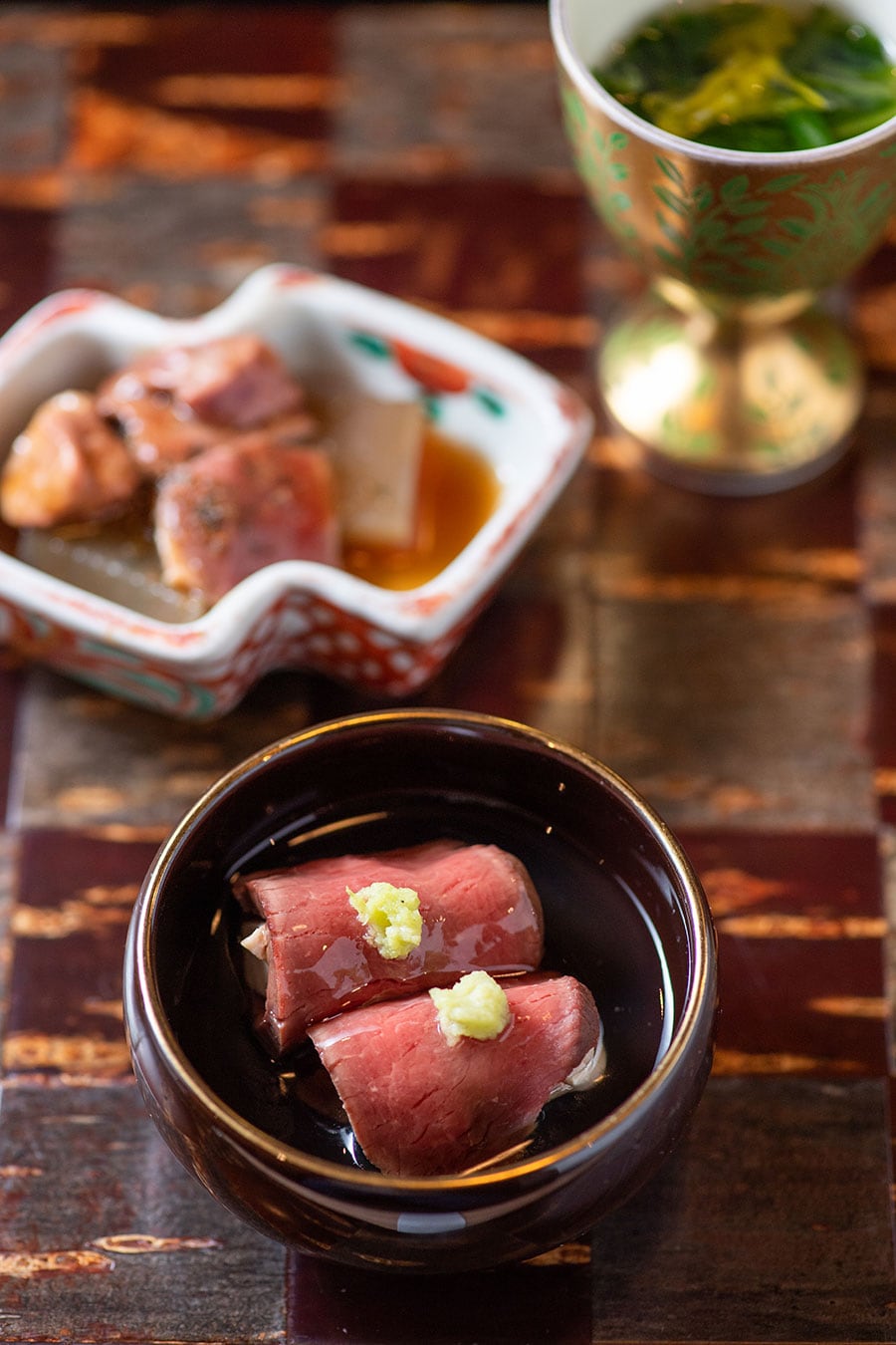 伊豆鹿のローストと胡桃豆腐。プリッとした豆腐と柔らかな鹿肉が出汁の利いたタレと絡み合います。ワサビのつんとしたアクセントもちょうどいい。