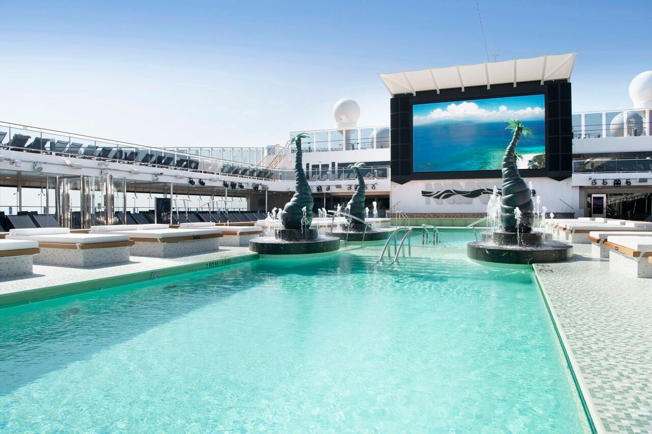 デッキには広々としたプールがある