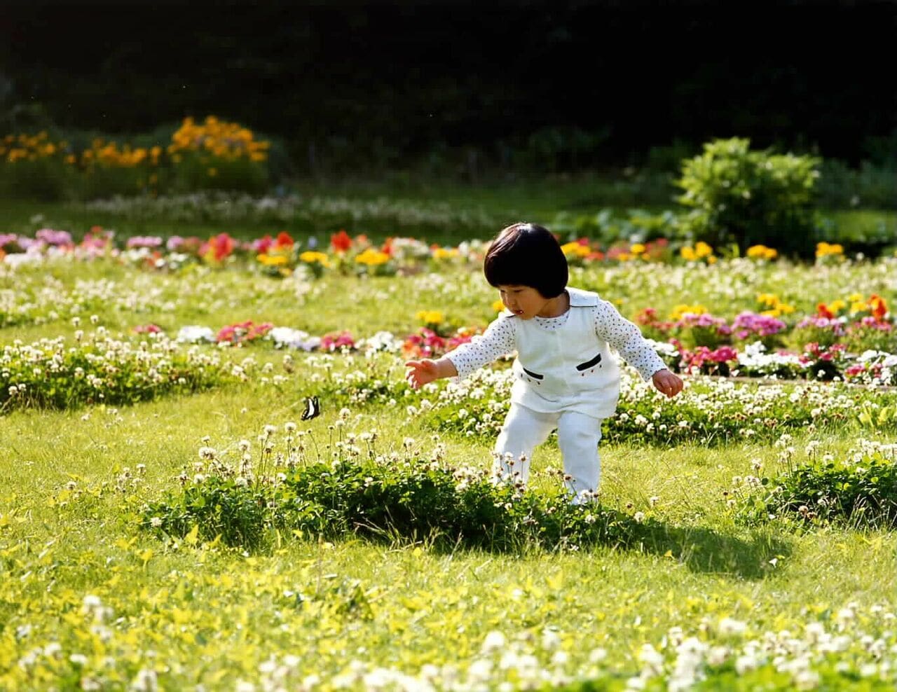 1歳半の春、御所のお庭で。雅子さまは「皇太子さま（当時）に似たのか、おおらかな性格」と語られた　宮内庁提供