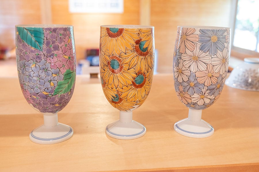アジサイやヒマワリなど、グラス一面に絵付けが施されたビアカップ。